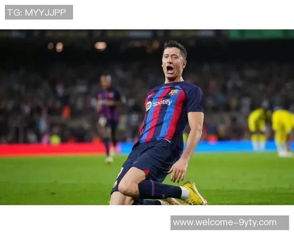 马卡报报道莱万上半场不适巴萨对其坚持比赛表示不满