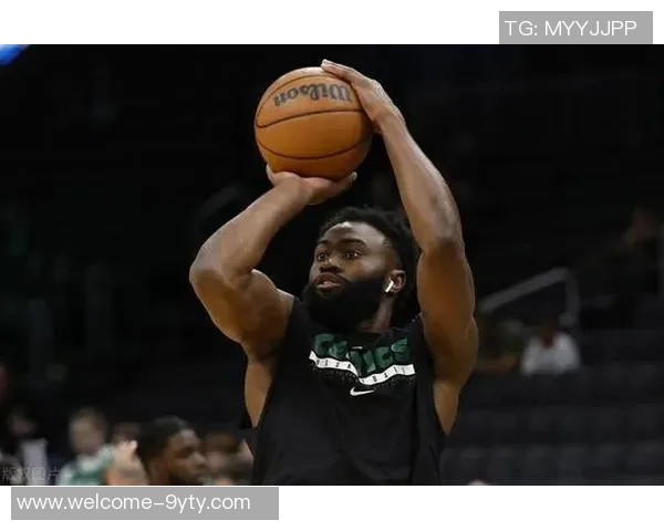 杰伦布朗全能表现助力球队胜利砍下35分5板5助1断展现领袖风范