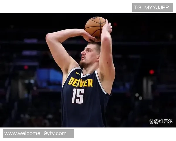 约基奇受伤后痛苦翻滚扶栏而行左脚无法承重艰难回更衣室